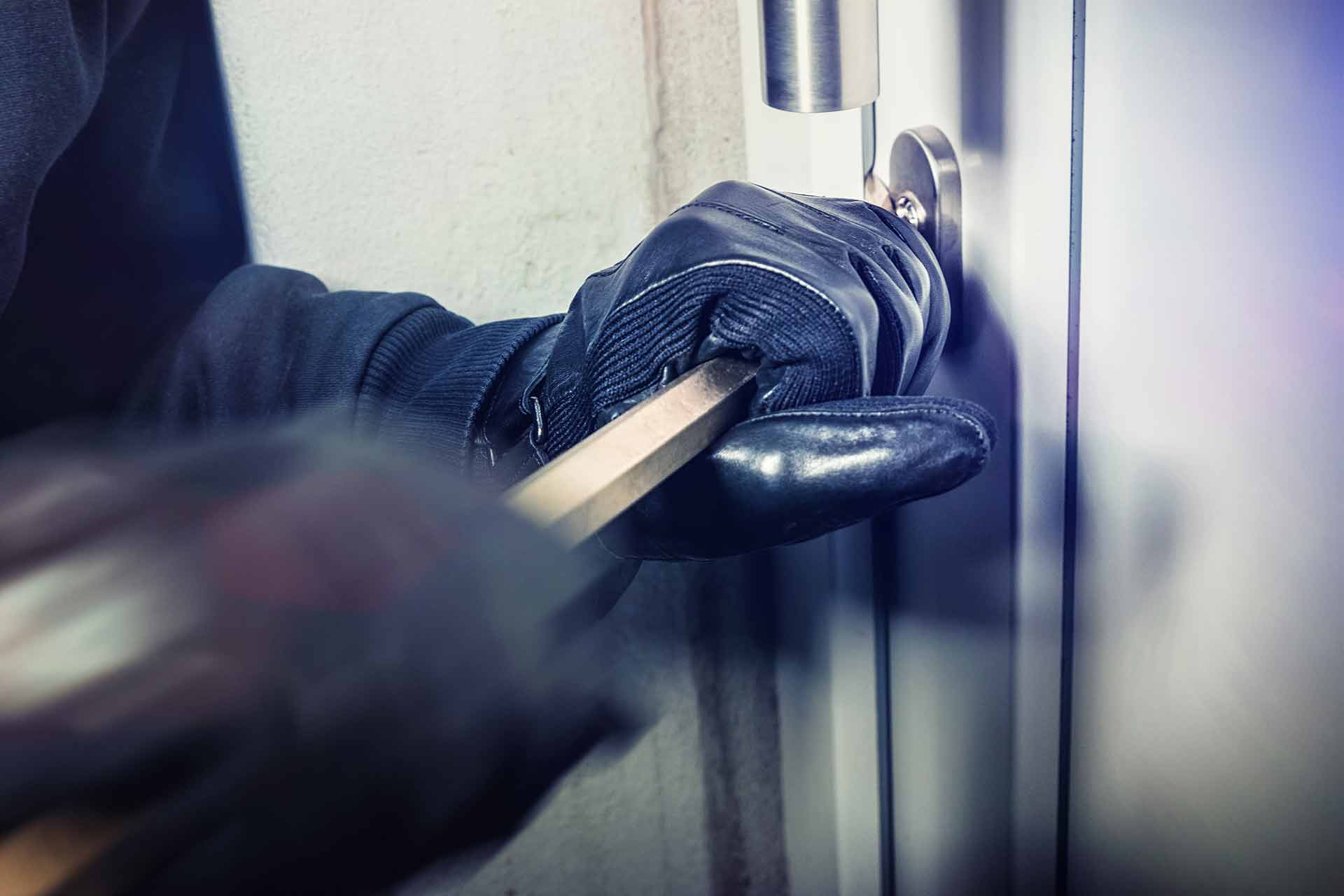 Drzwi antywłamaniowe – jaką ochronę zapewniają i jak je wybrać?